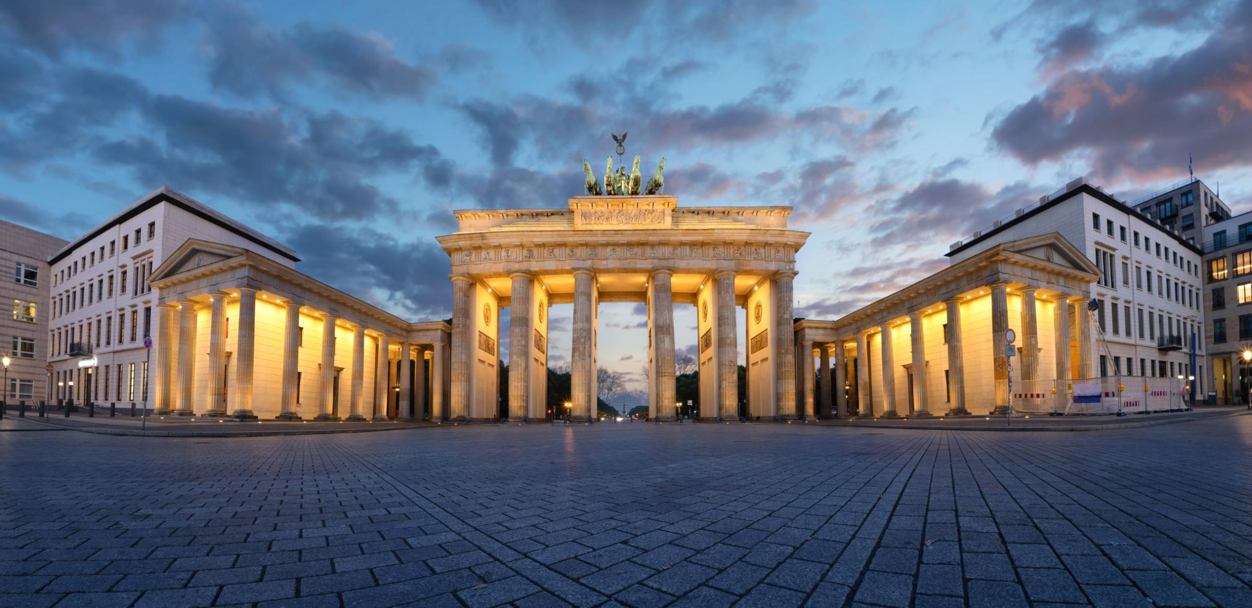 brandenburg-gate-at-dusk-in-berlin-2022-01-06-03-27-52-utc